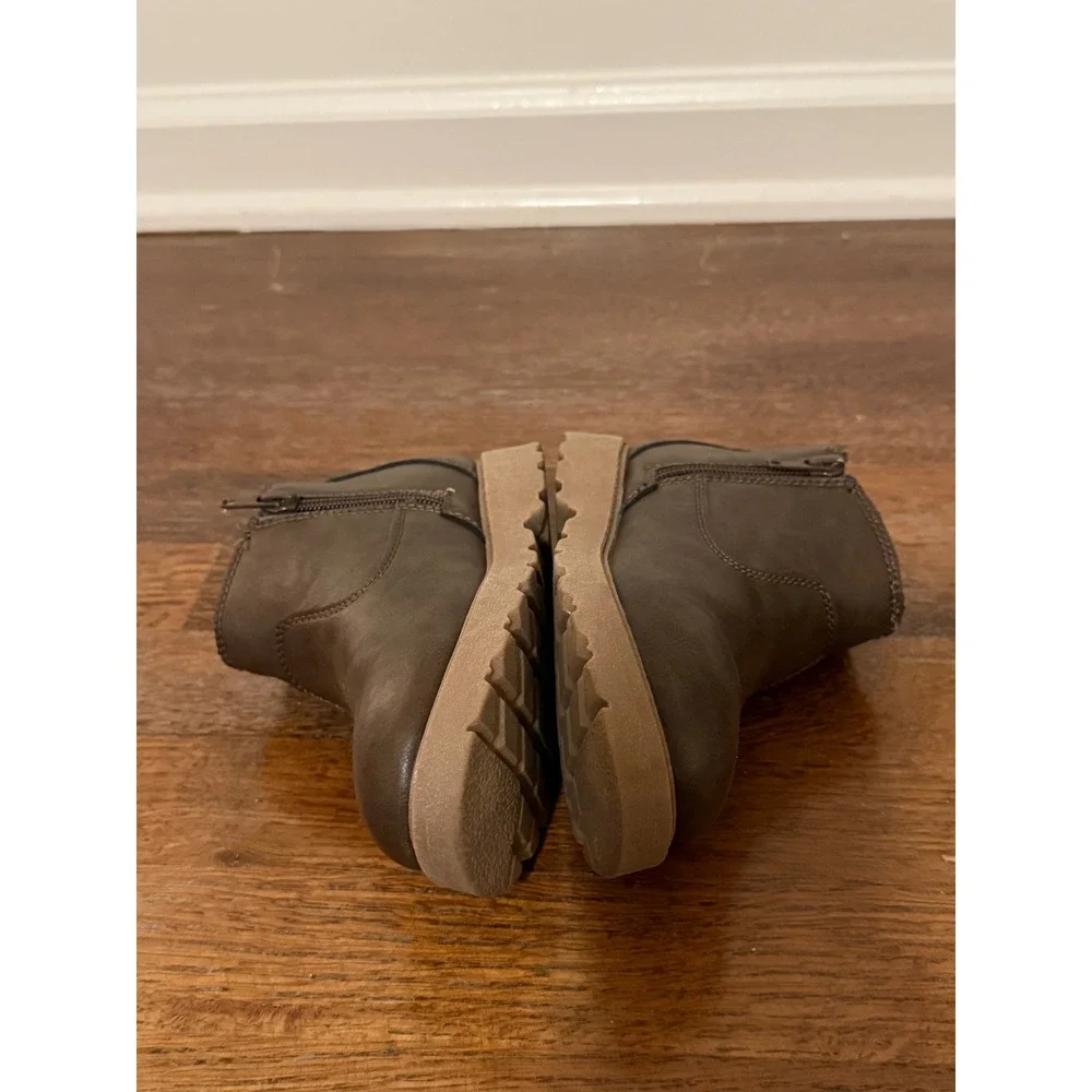 Carter's Brown Chelsea Boots sz 9 Toddler‎